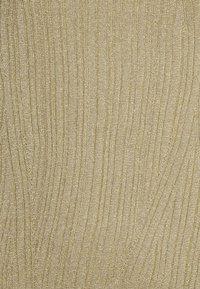 Złota tkana tkanina o falistych, pionowych liniach; metaliczny blask; miękki, tkany wygląd; odpowiednia do odzieży lub tapicerki.