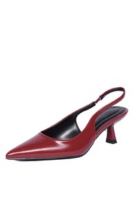 Tacco slingback in pelle bordeaux lucida, design a punta, tacco basso a blocco e dettagli ritagliati sui lati per la traspirabilità.