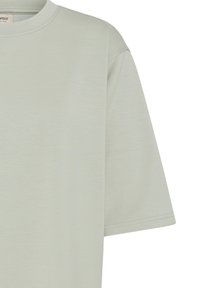 T-shirt verde chiaro a maniche corte con scollo a girocollo e cuciture visibili lungo il collo e l'orlo delle maniche.