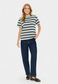 Stribet t-shirt i marineblå, cremefarvet og grøn; rund halsudskæring; korte ærmer. Kombineret med mørkeblå lige ben jeans; brune lædersko.