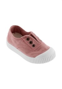 Scarpa slip-on in tela rosa con punta in gomma bianca e suola testurizzata. Presenta due occhietti metallici per la ventilazione.