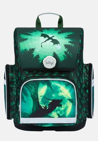 Zielony plecak z sylwetką smoka, z teksturowanym klapą z grafikami lasu i księżyca. Zawiera przednią kieszeń na zamek błyskawiczny i białe akcenty.