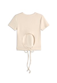 Haut beige à manches courtes côtelé avec une grande découpe circulaire dans le dos et de longues lanières pendantes sous l'ourlet.