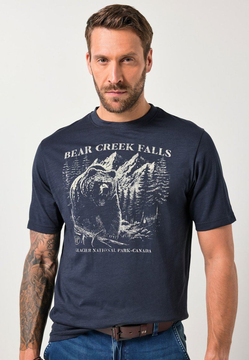 Tmavě modré bavlněné tričko s grafikou medvěda a lesní scenérií, s textem "BEAR CREEK FALLS" a "NÁRODNÍ PARK GLACIER - KANADA."