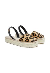 Sandalias espadrilles con estampado de leopardo, upper de tejido marrón, tiras negras en la parte posterior y suela de plataforma envuelta en yute. Diseño de punta abierta.