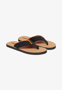 Zwarte flip-flops met kurken voetbed, voorzien van zwart stoffen banden en oranje accenten. De zool is plat en gemaakt van duurzaam rubber.