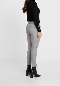 GAP Petite Vaqueros pitillo - grey