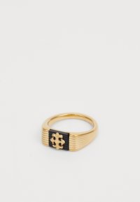 Goudkleurige metalen ring met een zwarte gestructureerde band en een decoratieve gouden accent in het midden met een uitsnijdpatroon.