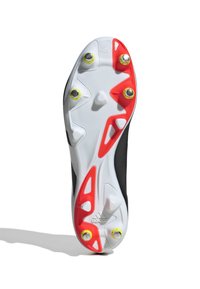 Sole di scarpini da calcio in bianco e nero con tacchetti rossi e gialli, caratterizzata da un design elegante e una suola bianca texturizzata per una migliore aderenza.