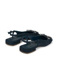 Dunkelblaue Wildleder-Blockabsatz-Slingback-Schuhe mit zwei dünnen Riemen und metallischen Hardware-Akzenten auf der Vorderseite. Texturierte Sohle für besseren Halt.