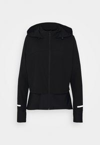 Giacca nera con zip e cappuccio, maniche lunghe, fori per il pollice e strisce riflettenti sui polsini, esposta su uno sfondo bianco semplice.