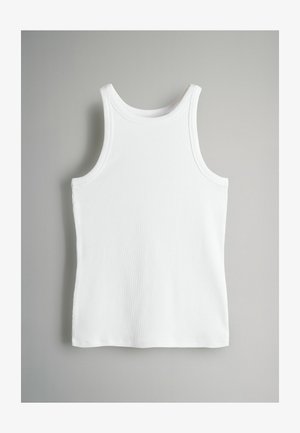 Valkoinen ribattu hihaton toppi, jossa on pyöreä pääntie ja leveät olkaimet. Tasainen pinta, ei kuvioita tai yksityiskohtia. Takakuvassa harmaa tausta.