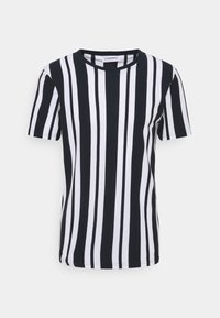 Mustat ja valkoiset raidalliset t-paidat lyhyillä hihoilla, pyöreällä pääntiellä ja puuvillamaisella tekstuurilla. Pystyraidat vaihtelevilla leveyksillä.