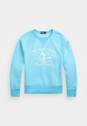 Šviesiai mėlynas megztinis su apvaliu kaklu ir raglano rankovėmis. Yra balta spausdinta dizaino figūra su banglentininku ir tekstu „Polo Ralph Lauren Surf Club.“