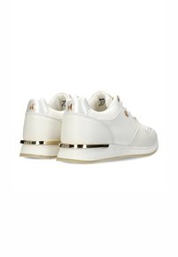 Białe trampki z gładką skórzaną cholewką, teksturowanymi elementami, złotymi akcentami i gumową podeszwą. Posiadają subtelną grafikę na pięcie.