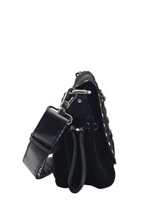 Sac en suède noir avec une bandoulière en cuir ajustable, des accessoires en métal argenté et un détail à cordon sur le côté.