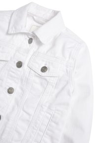 Vit denimjacka med klassisk krage, metalliska tryckknappar och två framfickor med sömdetaljer. Slät textur.