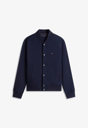 Marineblaue Bomberjacke mit Druckknöpfen, geripptem Kragen, Bündchen und Saum, zwei Vordertaschen und einem kleinen rot-weiß-blauen Logo auf der Brust.