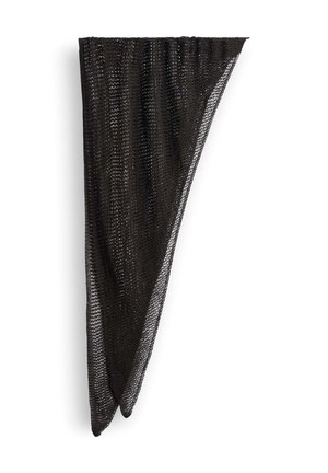 Écharpe triangulaire noire en maille ajourée, posée à plat avec un coin rabattu, révélant une texture légère et semi-transparente sur fond blanc.