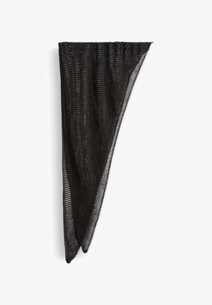 Écharpe triangulaire noire en maille ajourée, posée à plat avec un coin rabattu, révélant une texture légère et semi-transparente sur fond blanc.