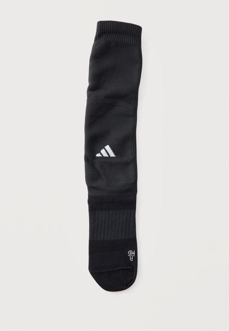Μαύρη αθλητική κάλτσα με λευκό λογότυπο Adidas στην κνήμη και ένδειξη μεγέθους στα δάχτυλα, σχεδιασμένη για αθλητική χρήση.