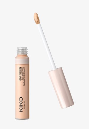 Flüssiger Concealer in einer Tube mit der Aufschrift "KIKO MILANO" und Applikatorstab, der mit einem hellbeigen Produkt überzogen ist, vor weißem Hintergrund.