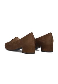 Mocassins en daim marron pour femmes avec des talons bloc, vus de dos sur fond blanc.