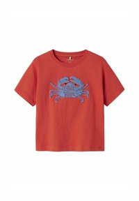 Camiseta de algodón roja con mangas cortas, que presenta un diseño de cangrejo bordado en azul en el centro. Cuello redondo y corte relajado.