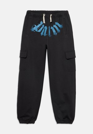 Pantalon de survêtement cargo noir avec poignets élastiques, poches latérales, taille à cordon et motif texte bleu de style gothique près de la taille.