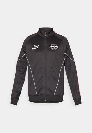 Μαύρο μπουφάν προπόνησης από λείο συνθετικό υλικό. Διαθέτει λευκές ρίγες, υψηλό γιακά, κλείσιμο με φερμουάρ και εκτυπωμένα λογότυπα. Κόκκινες λεπτομέρειες στα μανίκια.