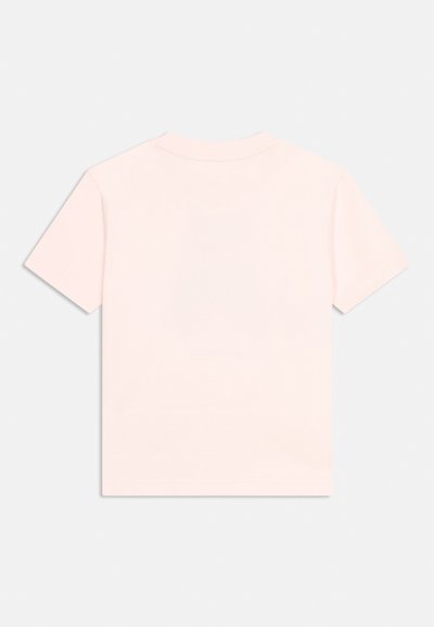 Effen lichtroze T-shirt met korte mouwen en een ronde hals, van achteren getoond op een witte achtergrond.