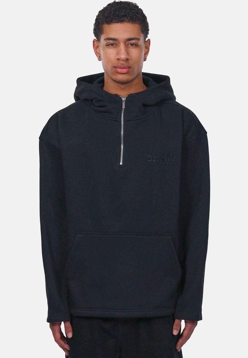 Schwarze Zip-Hoodie mit Kängurutasche, aus weichem Material gefertigt. Verfügt über eine verstellbare Kapuze und ein dezentes, geprägtes Logo auf der Brust.
