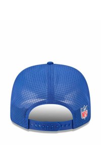 Blaues Netz-Basketballcap mit abgerundetem Rücken und verstellbarem Riemen. Verziert mit "NEW YORK GIANTS" und NFL-Logo-Akzenten.