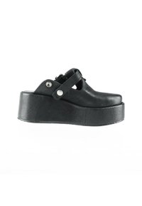 Chaussure à plateforme noire avec semelle épaisse, bout fermé et bride réglable avec un bouton en métal sur le côté.