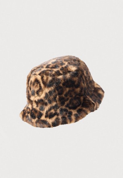 Klobouk typu bucket s leopardím potiskem z umělé kožešiny, širokým okrajem, měkkou strukturou, zaoblenou korunou a přírodními odstíny hnědé a černé.