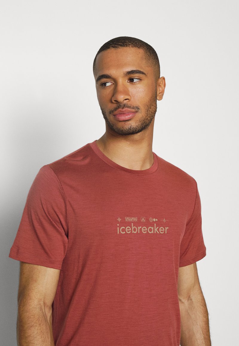 Herren Shirts | Icebreaker TECH LITE II TEE NATURE TOURING CLU T-Shirt print grape/lila - DX90743 Herren Shirts | Icebreaker TECH LITE II TEE NATURE TOURING CLU T-Shirt print grape/lila - DX90743