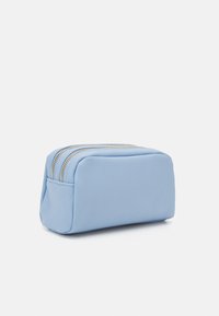 Guess DOUBLE ZIP - Neceser - sky