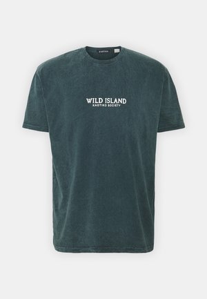 Dunkelgrünes, gewaschenes Baumwoll-T-Shirt mit kurzen Ärmeln und weißem Text "WILD ISLAND KAOTIKO SOCIETY" mittig auf der Vorderseite.