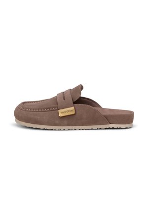 Mocassin à enfiler en daim marron avec une semelle plate beige et une petite étiquette marron clair portant la mention "Marc O'Polo" sur le côté.