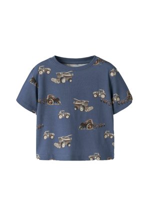 Μπλε παιδικό T-shirt με κοντά μανίκια και ολόκληρο σχέδιο με καφέ και γκρι αγροτικά τρακτέρ και θεριστικές μηχανές.