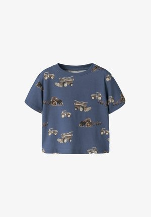 Μπλε παιδικό T-shirt με κοντά μανίκια και ολόκληρο σχέδιο με καφέ και γκρι αγροτικά τρακτέρ και θεριστικές μηχανές.