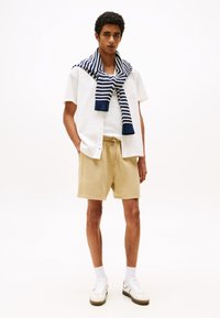 Tommy Jeans Šortai - relic tan