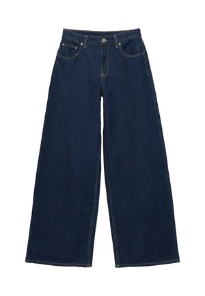 Jeansi din denim cu picioare largi, de culoare albastru închis, cu buzunare frontale, balene pentru curea și închidere cu nasture la talie, așezați pe o suprafață albă.