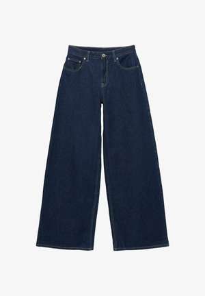 Jeans in denim blu scuro a gamba larga con tasche frontali, passanti per cintura e chiusura con bottone in vita, mostrati distesi su sfondo bianco.