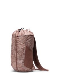 Sac à dos rose pâle avec un motif géométrique, fermeture à cordon, et panneau latéral en maille. Possède un fond plat et un patch logo.