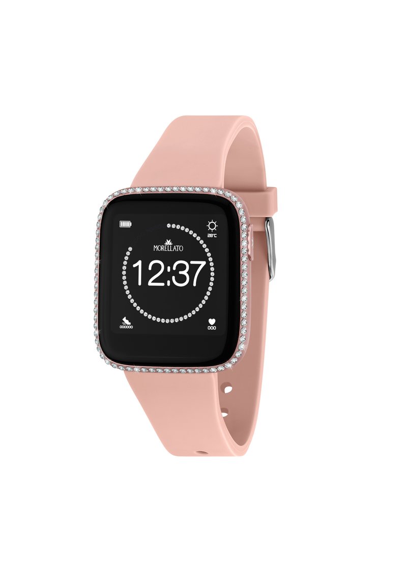 Smartwatch con un cinturino in silicone rosa, touchscreen nero e una lunetta decorata con cristalli trasparenti. Mostra l'ora, la data e le metriche di fitness.