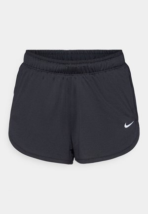 Shorts de sport noirs en tissu léger et respirant. Dotés d'une taille élastique et d'un logo Nike blanc sur le bas à droite.