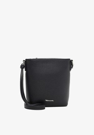 Schwarze Umhängetasche aus strukturiertem Leder mit verstellbarem Riemen und silbernem Logodetail auf der Vorderseite, vor weißem Hintergrund.