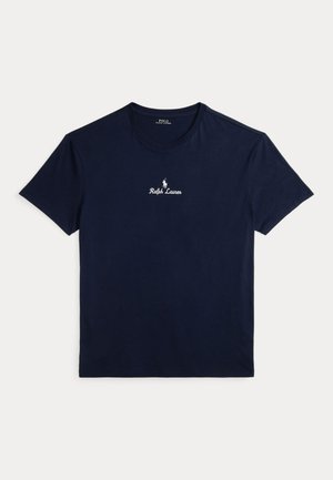 Marineblå bomull T-skjorte med rund hals. Har en liten hvit brodert logo på brystet. Korte ermer og en avslappet passform.