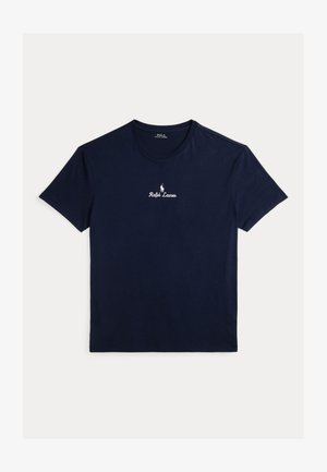 Marineblå bomull T-skjorte med rund hals. Har en liten hvit brodert logo på brystet. Korte ermer og en avslappet passform.